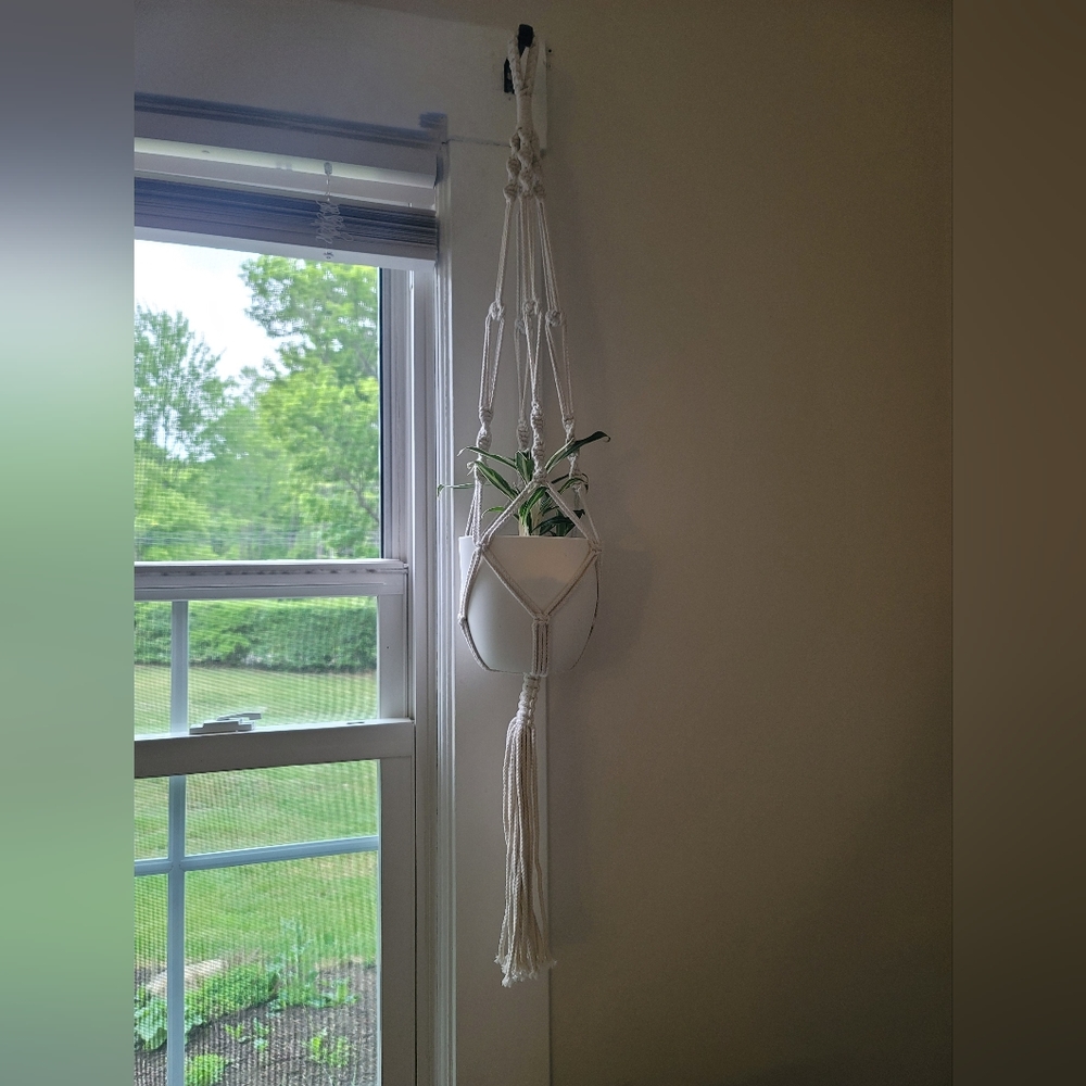 Single plant macrame hanger
